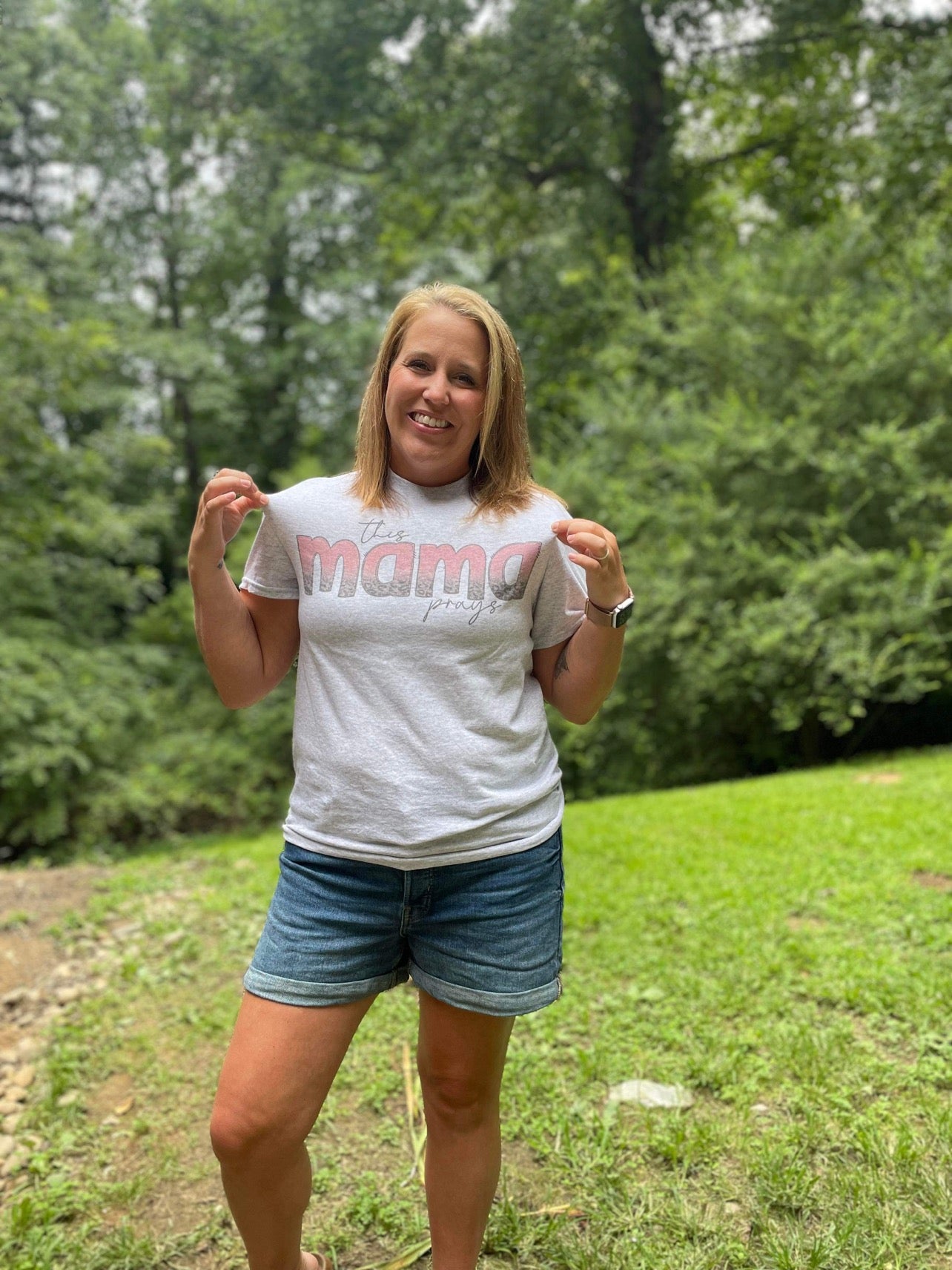 This mama prays tee